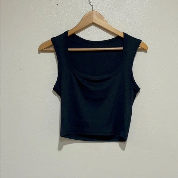 Elegant Black Sleeveless Tank Top - Picture 2 of 7